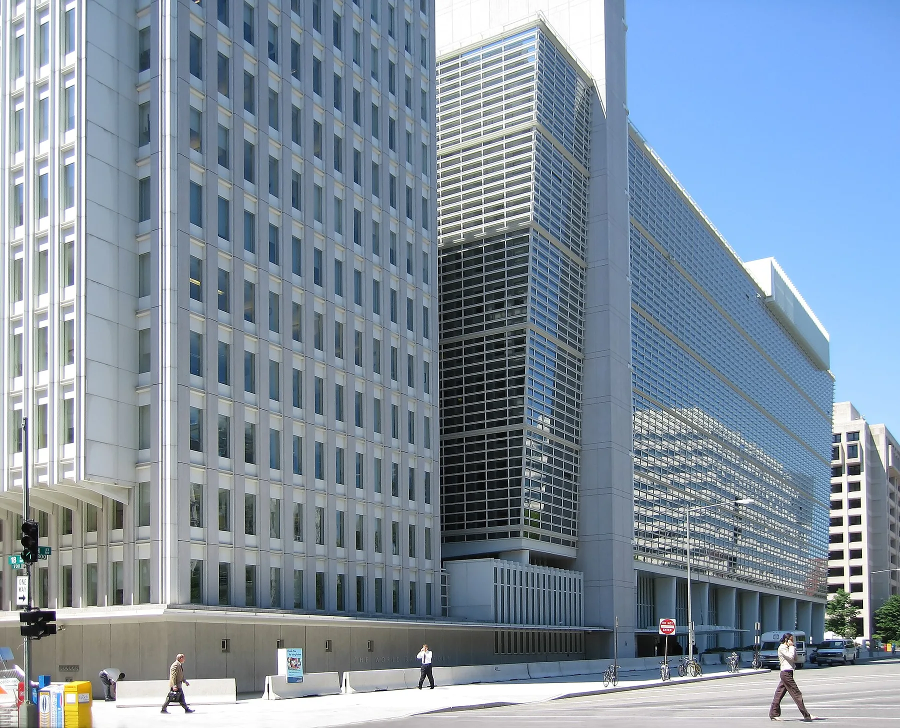 World Bank: 61% of Pakistan's service workers are in jobs highly exposed to AI, against 1% in farming